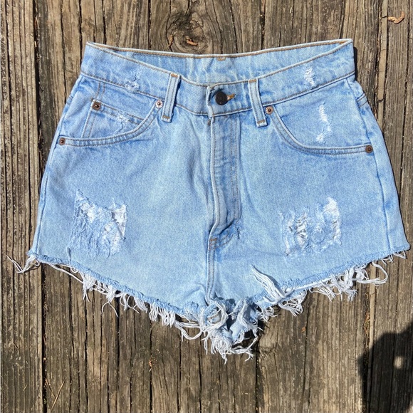 Vintage Levi’s Cut Off Denim Shorts Size 28 - Picture 3 of 12